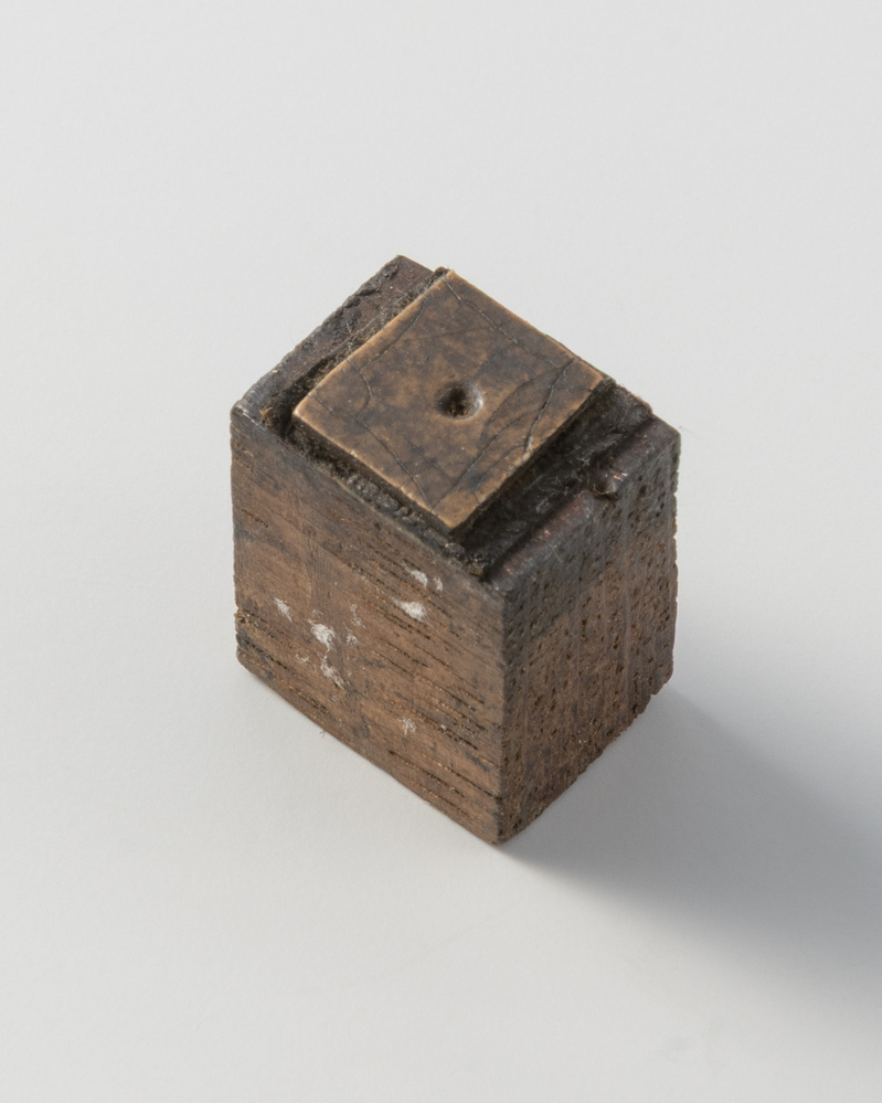 Handgemaakt ornament op houten drager