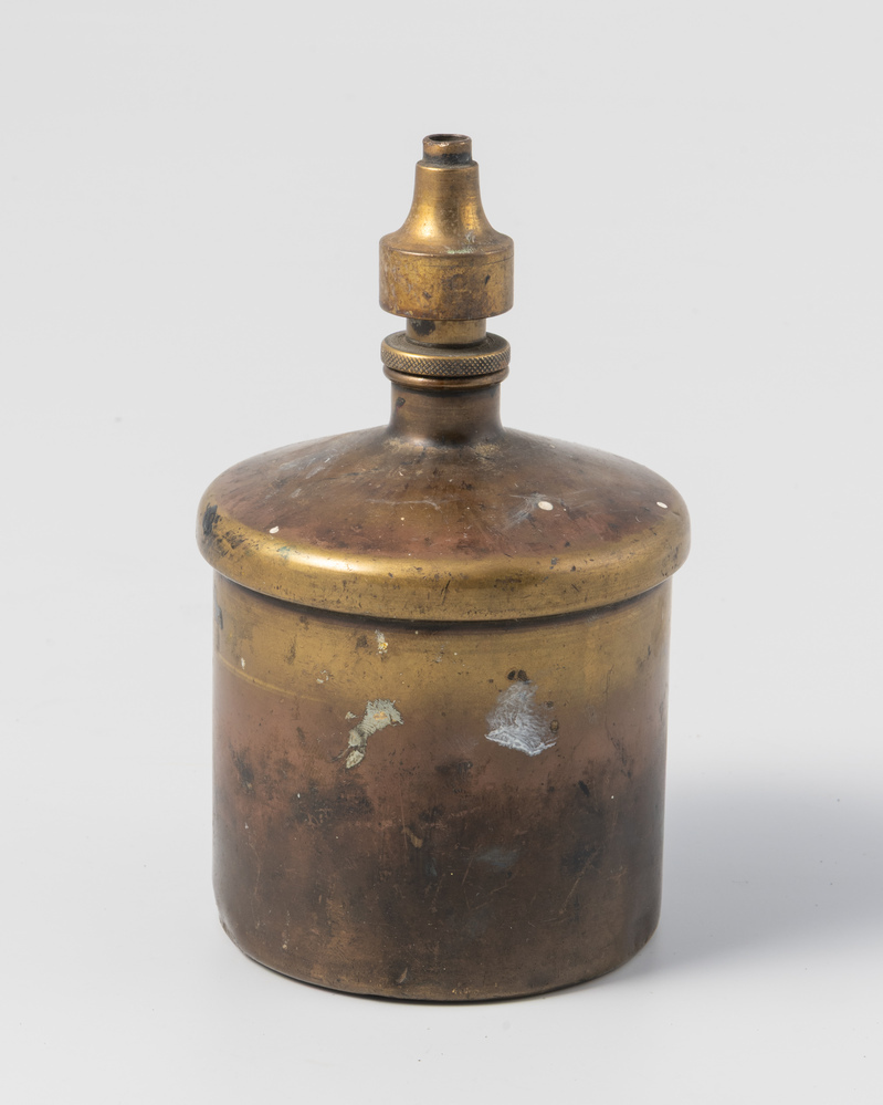 Twee benzinespaarkannen voor het schoonmaken van zetsel