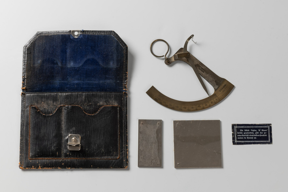 Meetinstrument voor het wegen van het gramsgewicht van papier