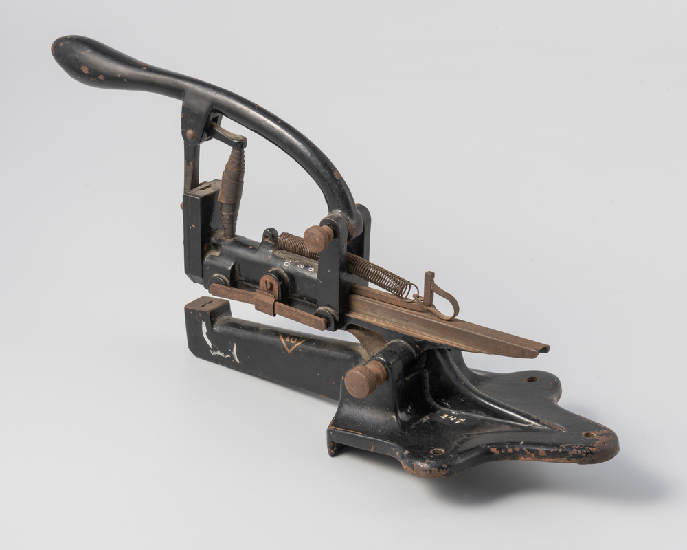 Machine voor het nieten van papier