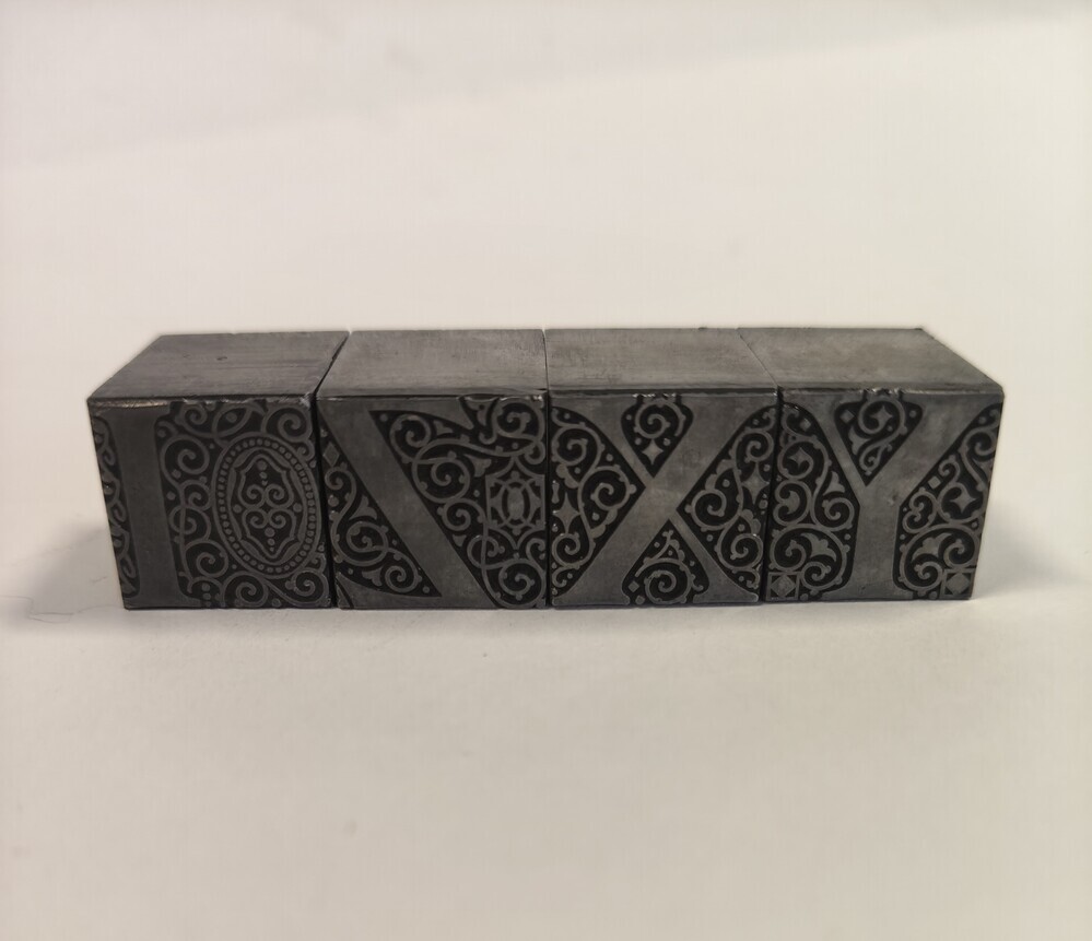 4 metalen versierde letters