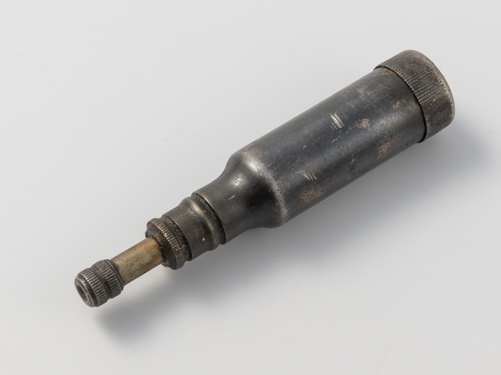 Een vetspuit en een mechanische teller