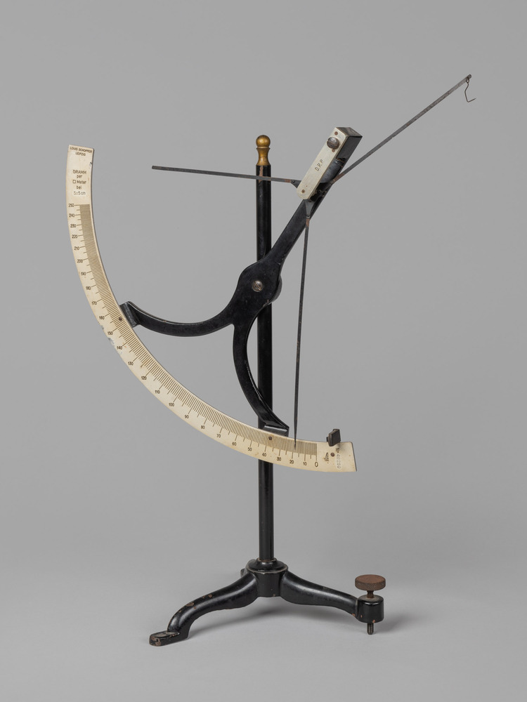Weeginstrument voor papier. D.R.P. staat voor Deutsche Reich Patent. Het symbooltje bij het productnummer is het geregistreerde handelsmerk van Louis Schopper.