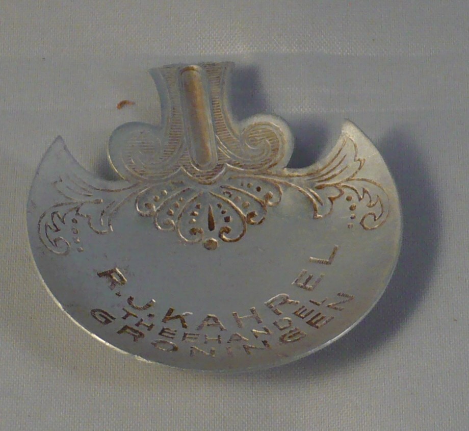 Aluminium theeschepje R.J. Kahrel theehandel, Groningen