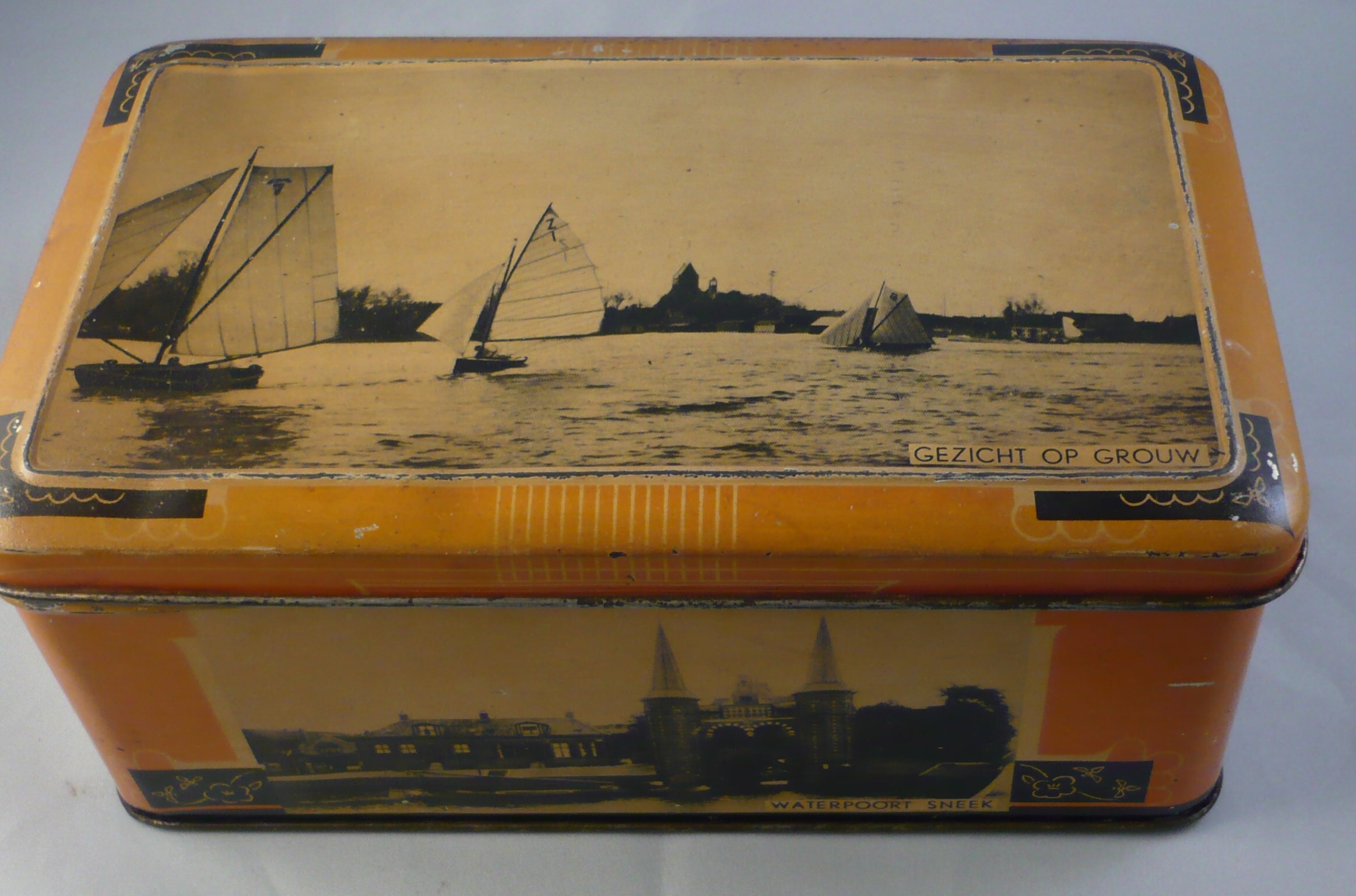 Banketbakkersblik ' Friesland' met fotolitho's Grouw, Sneek, Leeuwarden, Marssum en Franeker