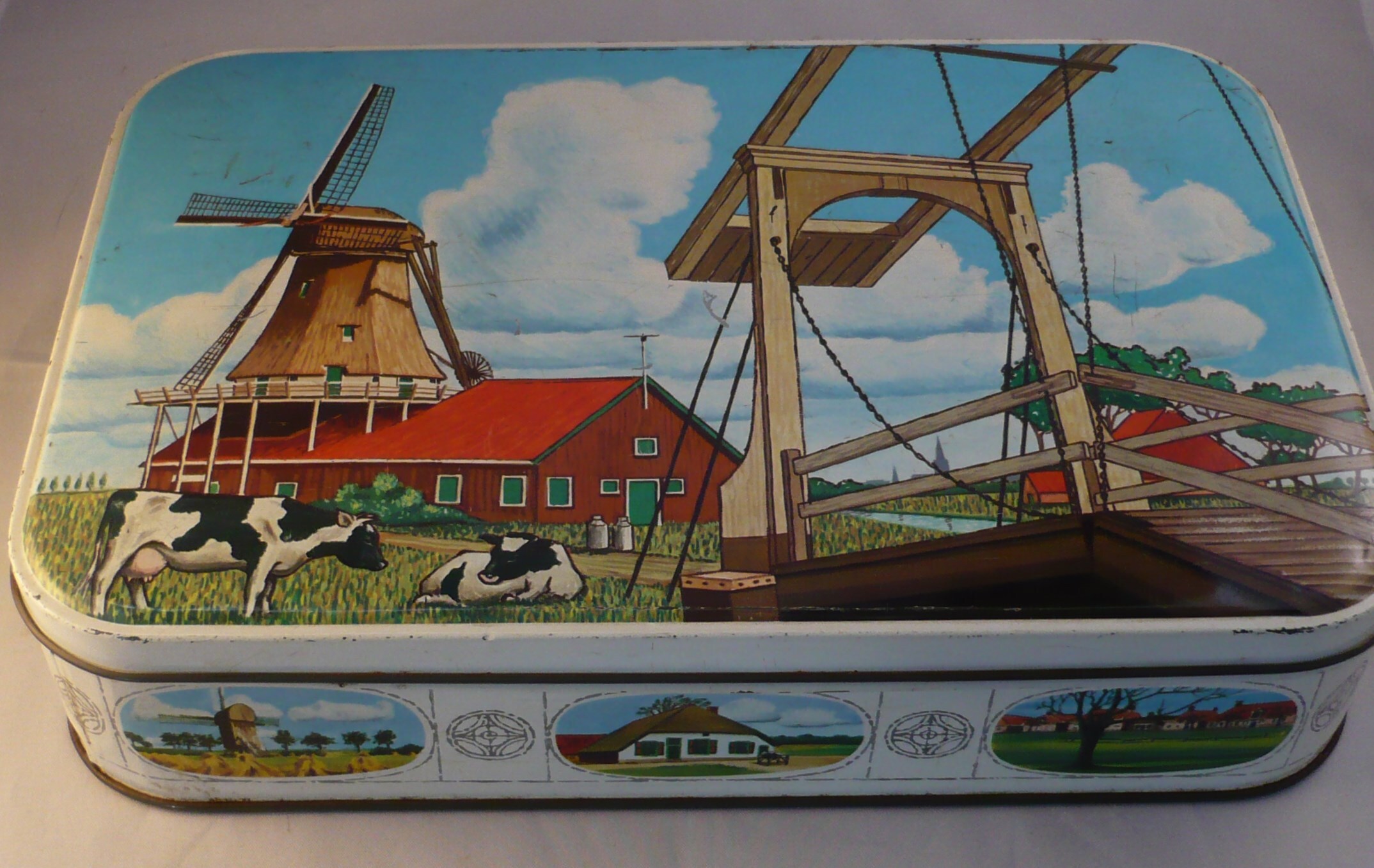 Verkade koektrommel met molen en ophaalbrug