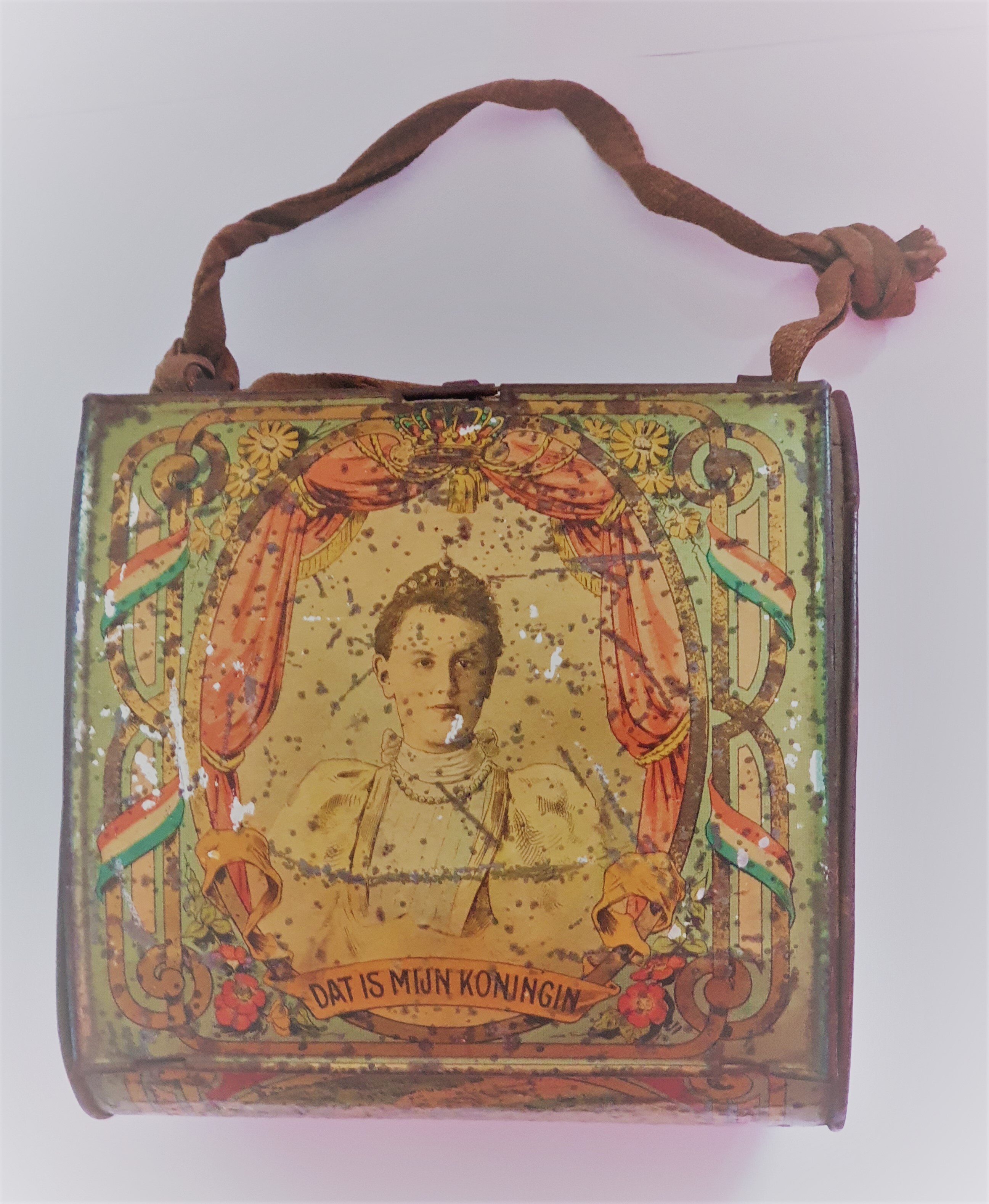 Blikken trommel in vorm van tasje  ter ere van inhuldiging van koningin Wilhelmina