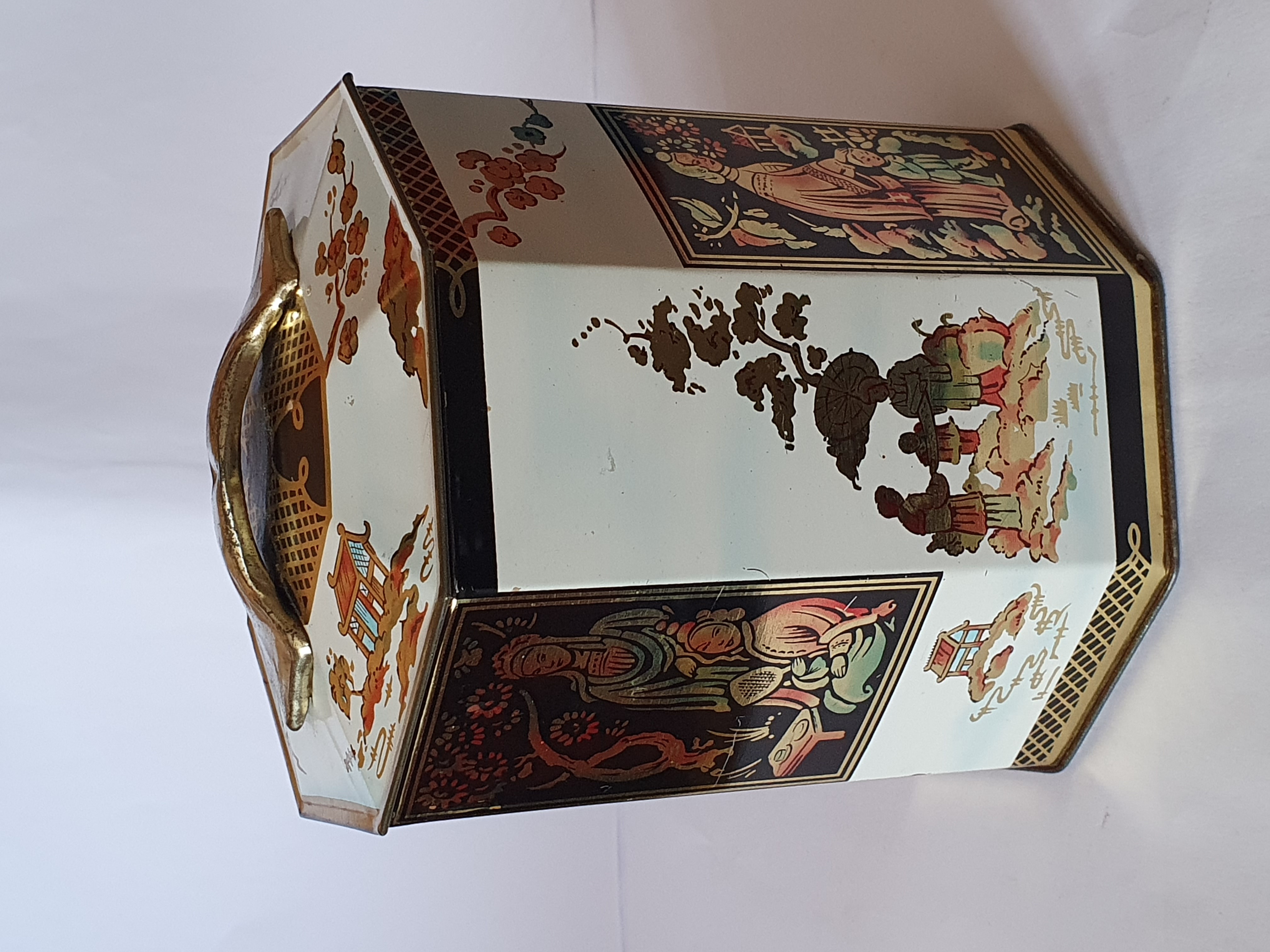 Peek, Frean & Co, Engelse theebus of biscuittrommel