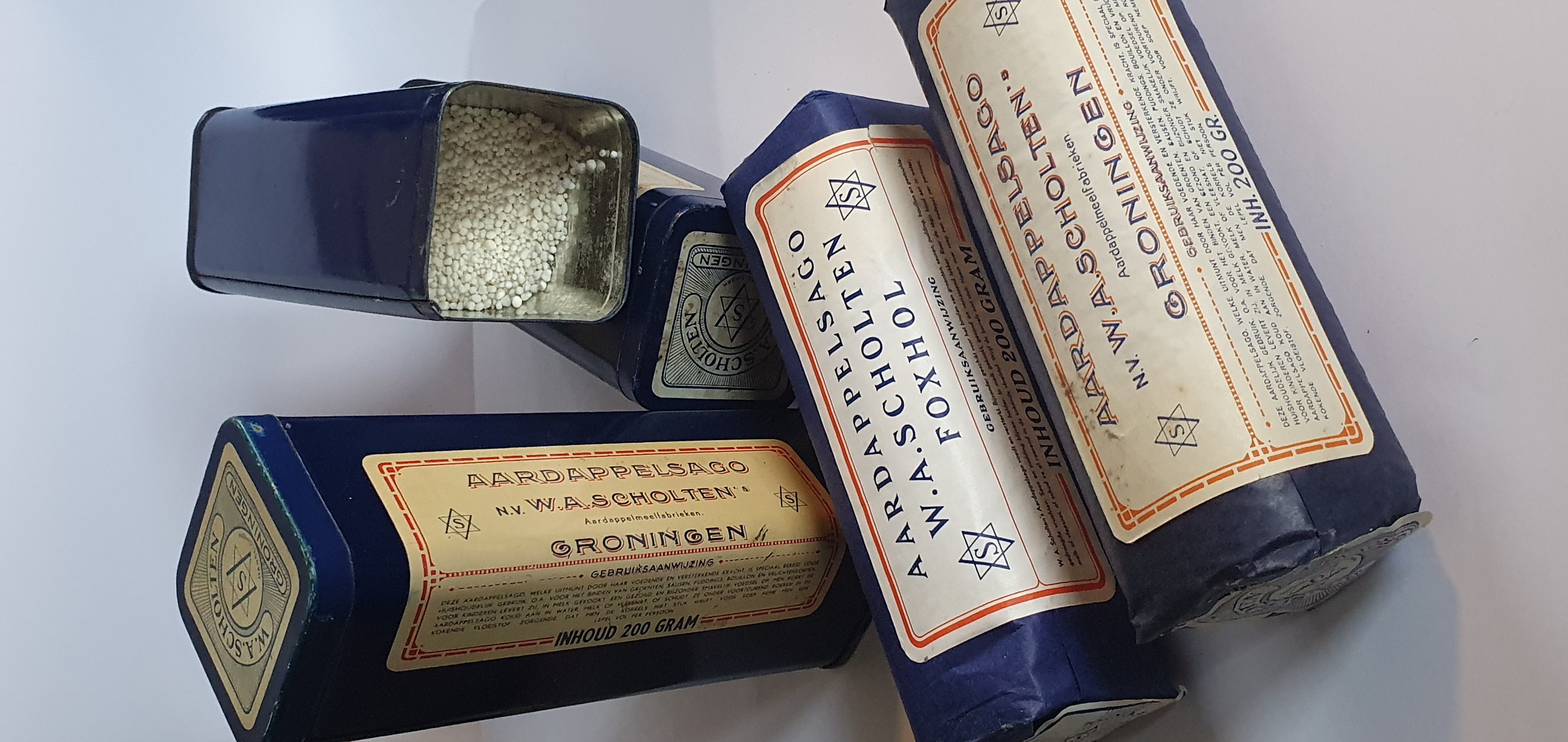 W.A. Scholten blauwe aardappelsago blikjes met inhoud.