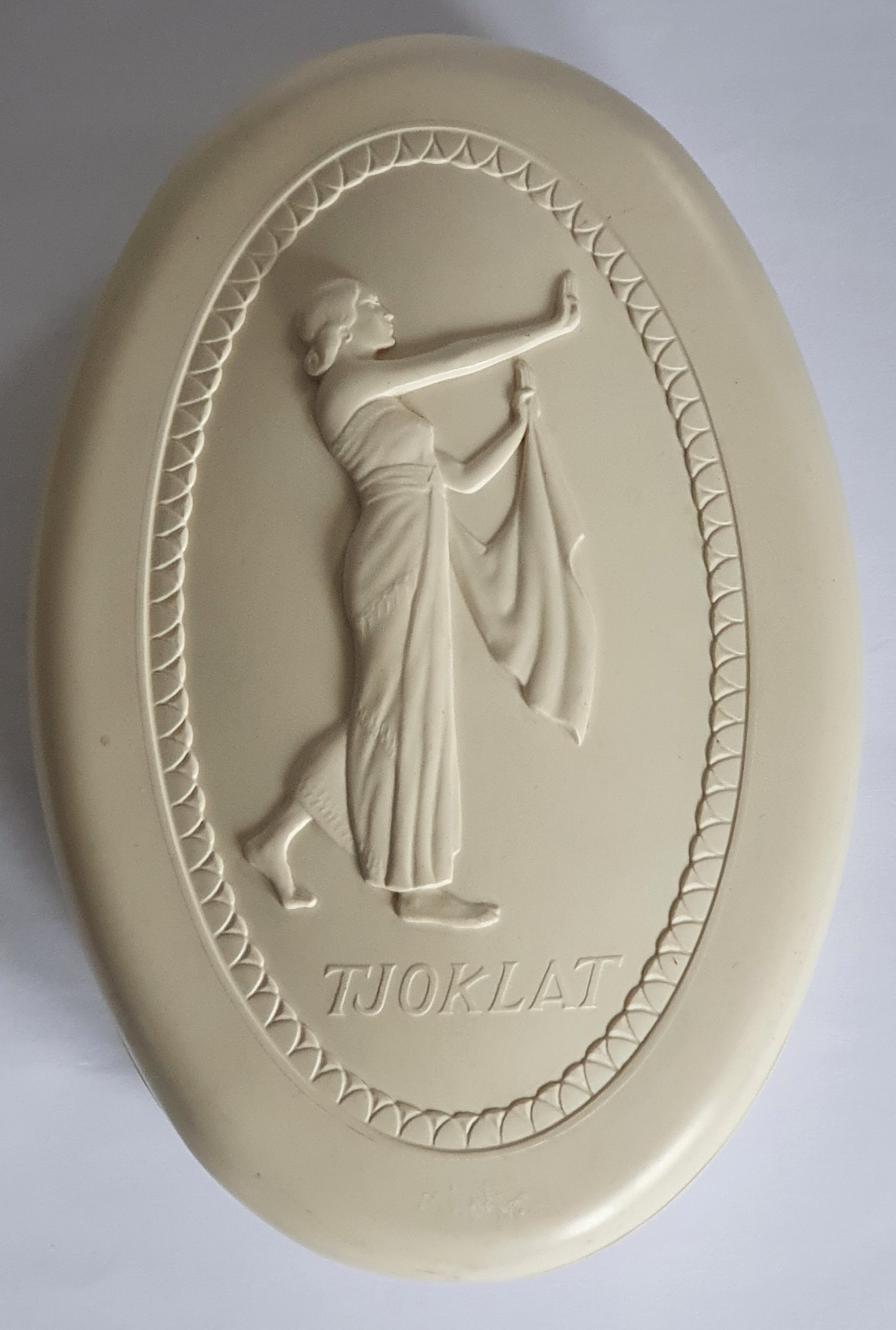 Tjoklat, ovale wit bakelieten pastille doos.