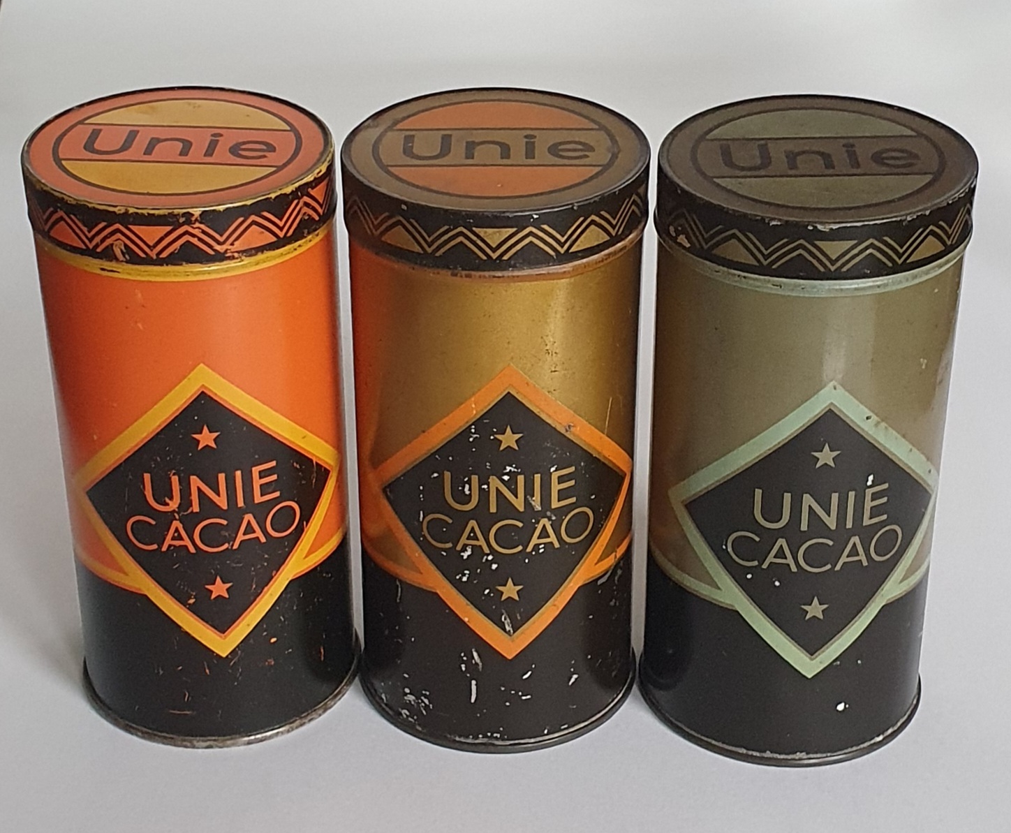 Unie cacaoblikken ( 3 stuks) van 250 gram in de kleuren oranje, goud en groen.