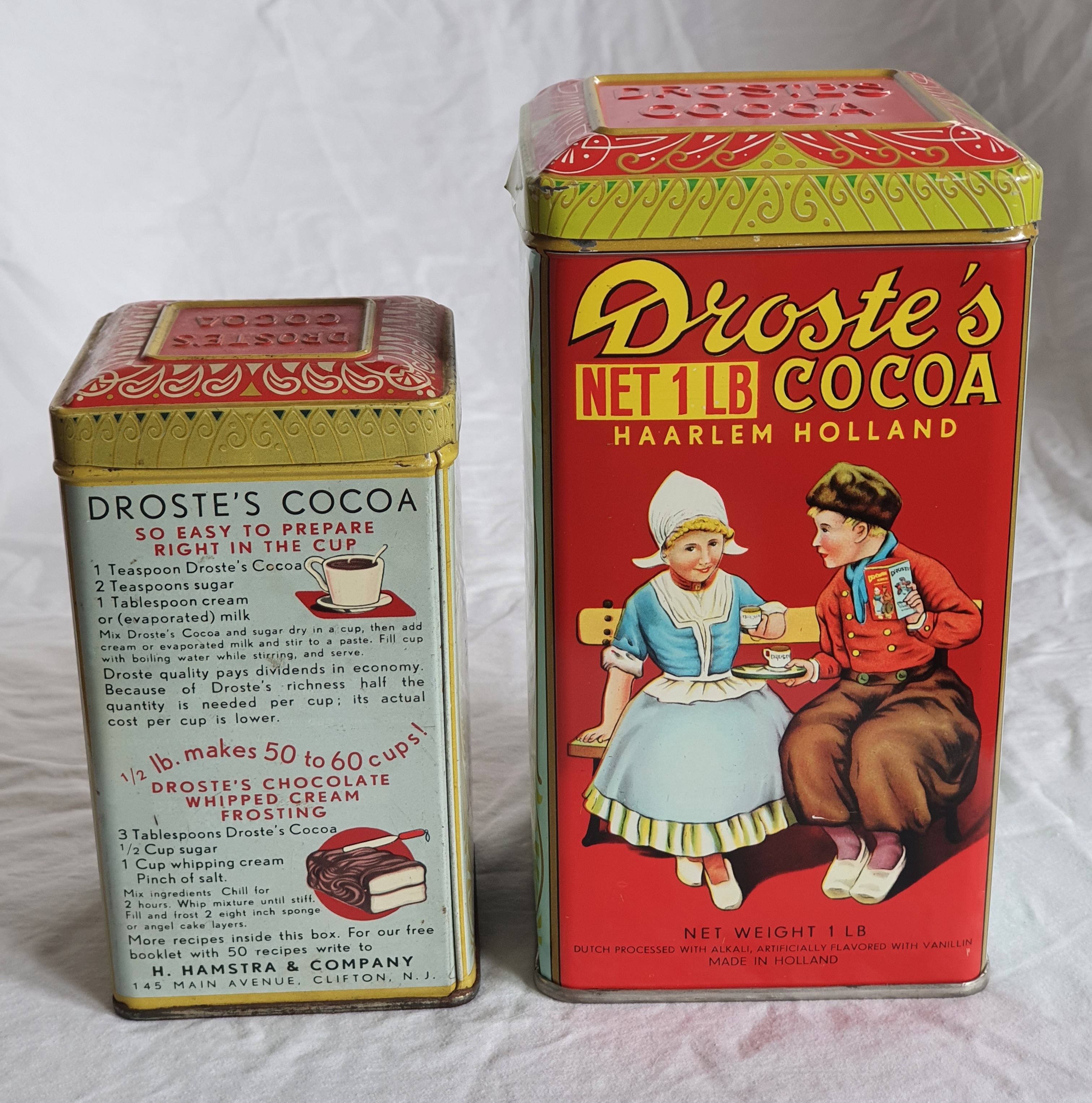 Droste cacaoblikjes (2) met boer en boerin: net weight 8 oz en net weight 1 lb.