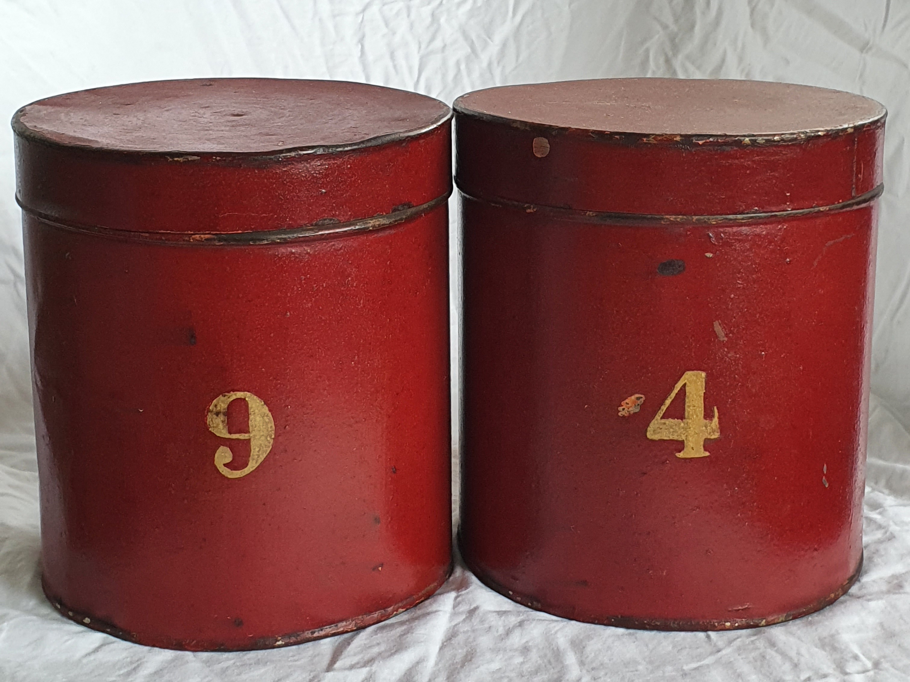 Voorraadblikken donkerrood, voor koffie of thee, nummers 9 en 4