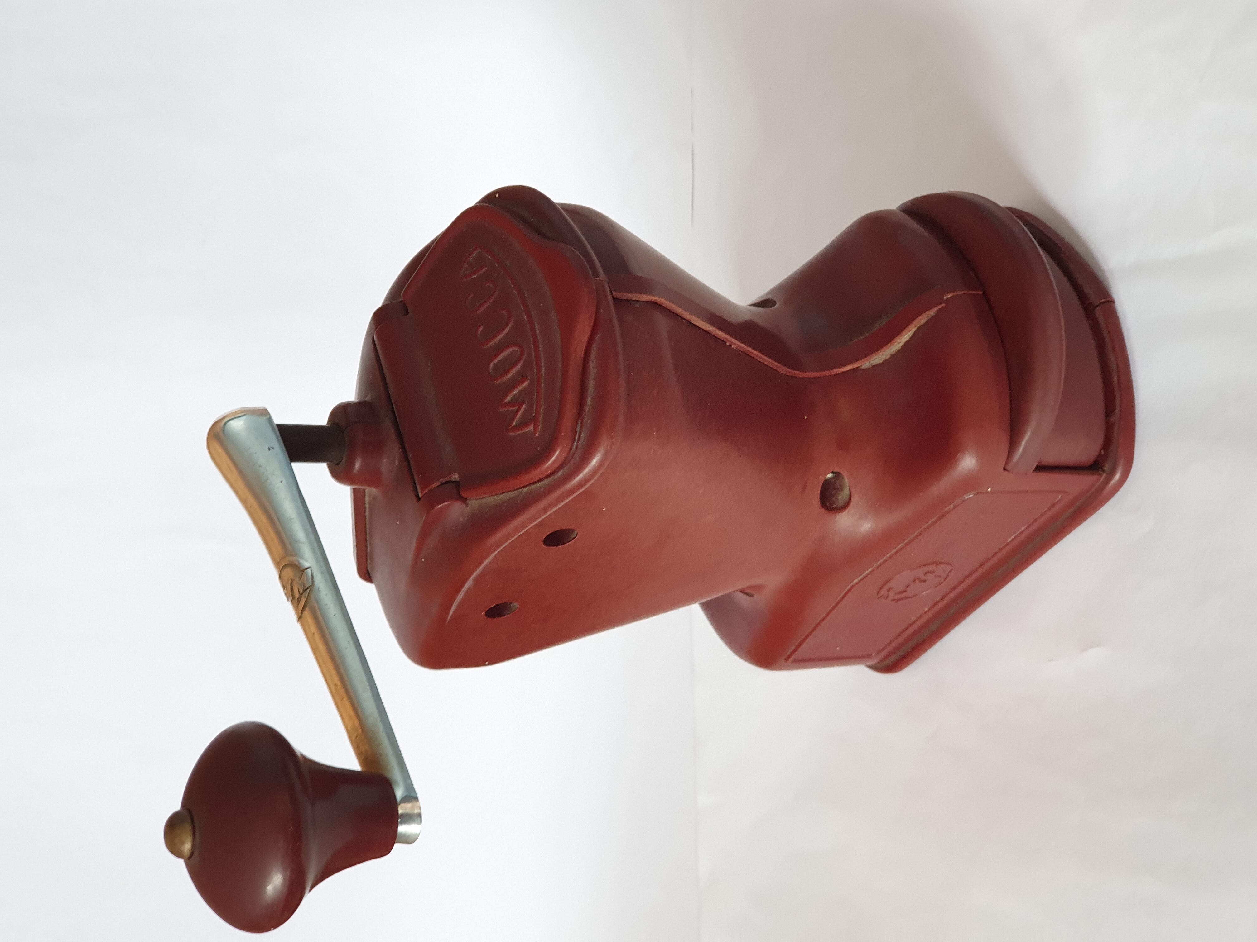 KyM rood bakelieten schootkoffiemolen, opschrift Mocca