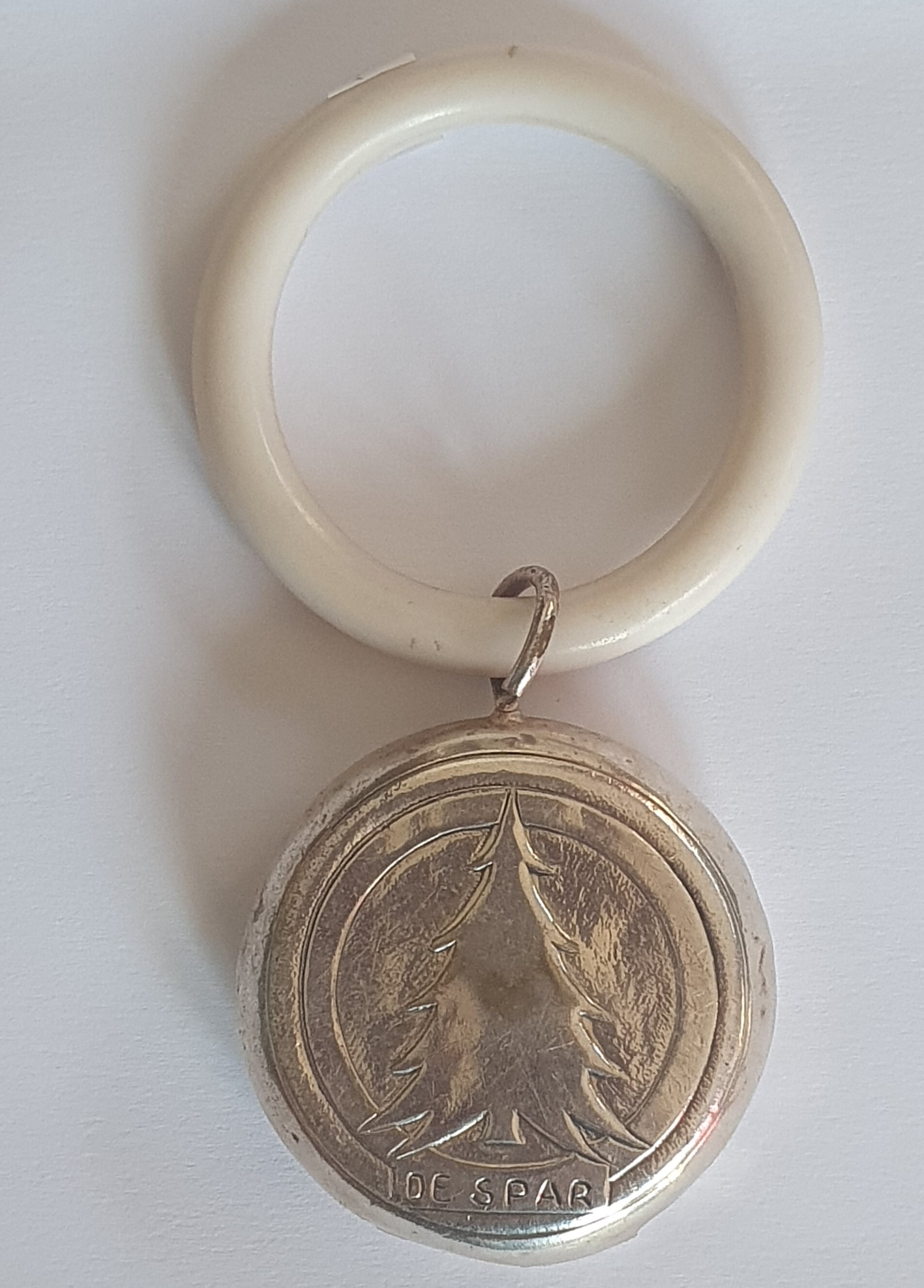 Spar verzilverde rammelaar met belletje en bijtring.