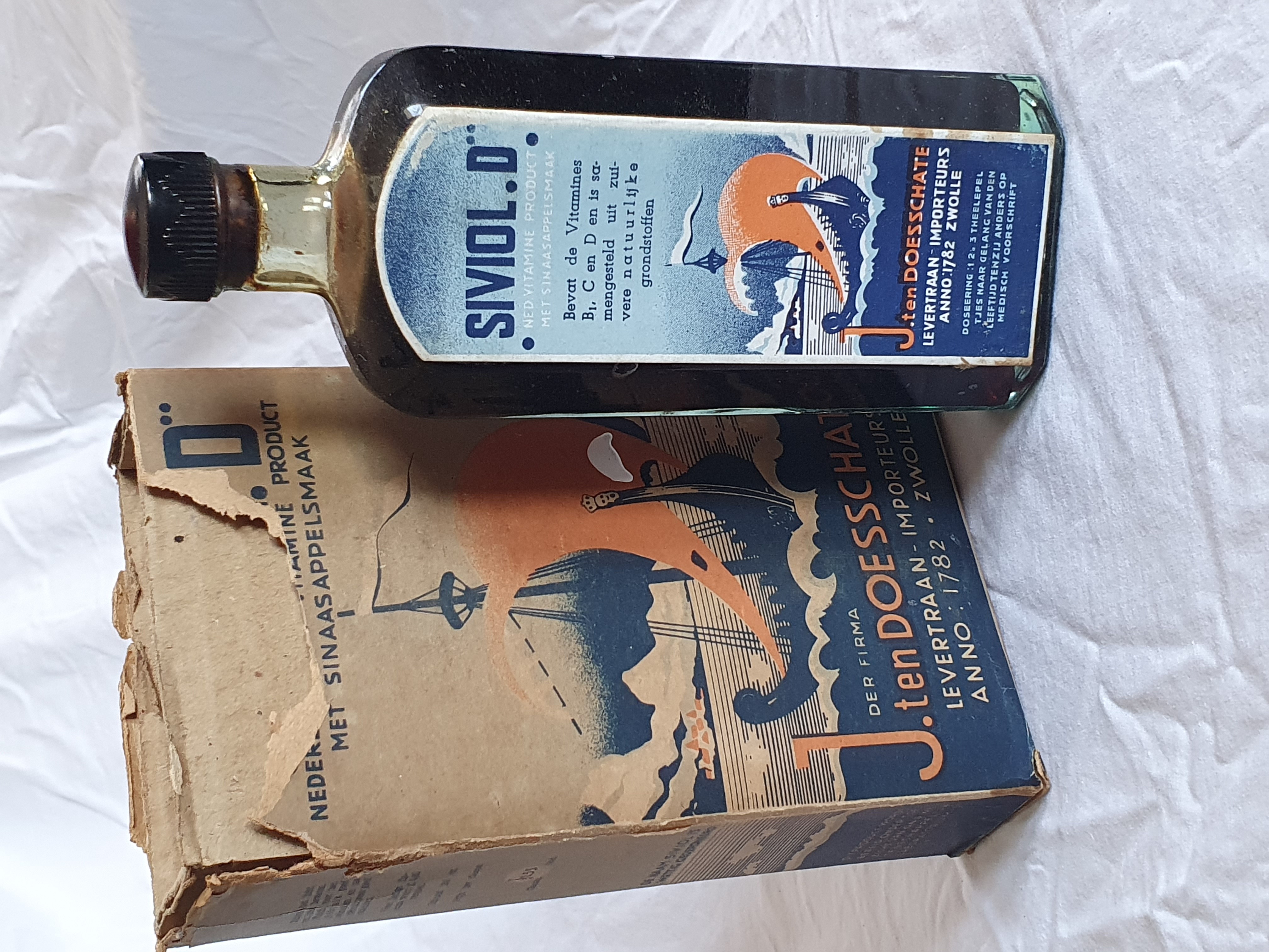 Levertraan merk Siviol.D, in glazen fles met kartonnen doos.