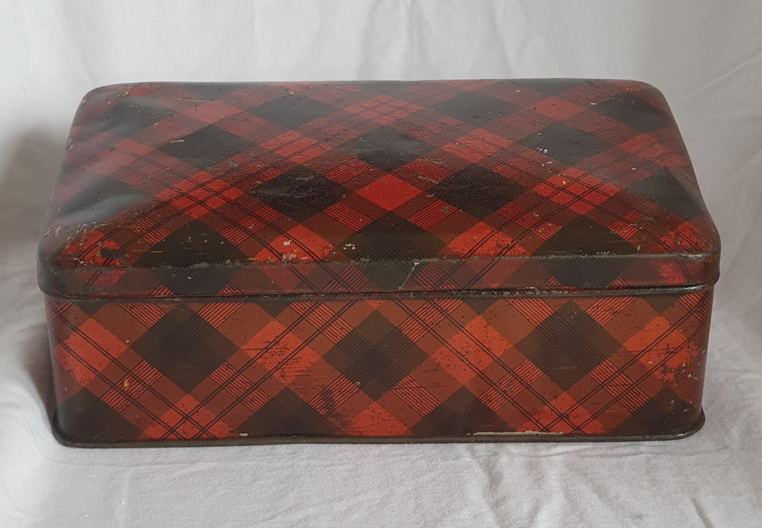 Pette cacaoblik, rood geruit.