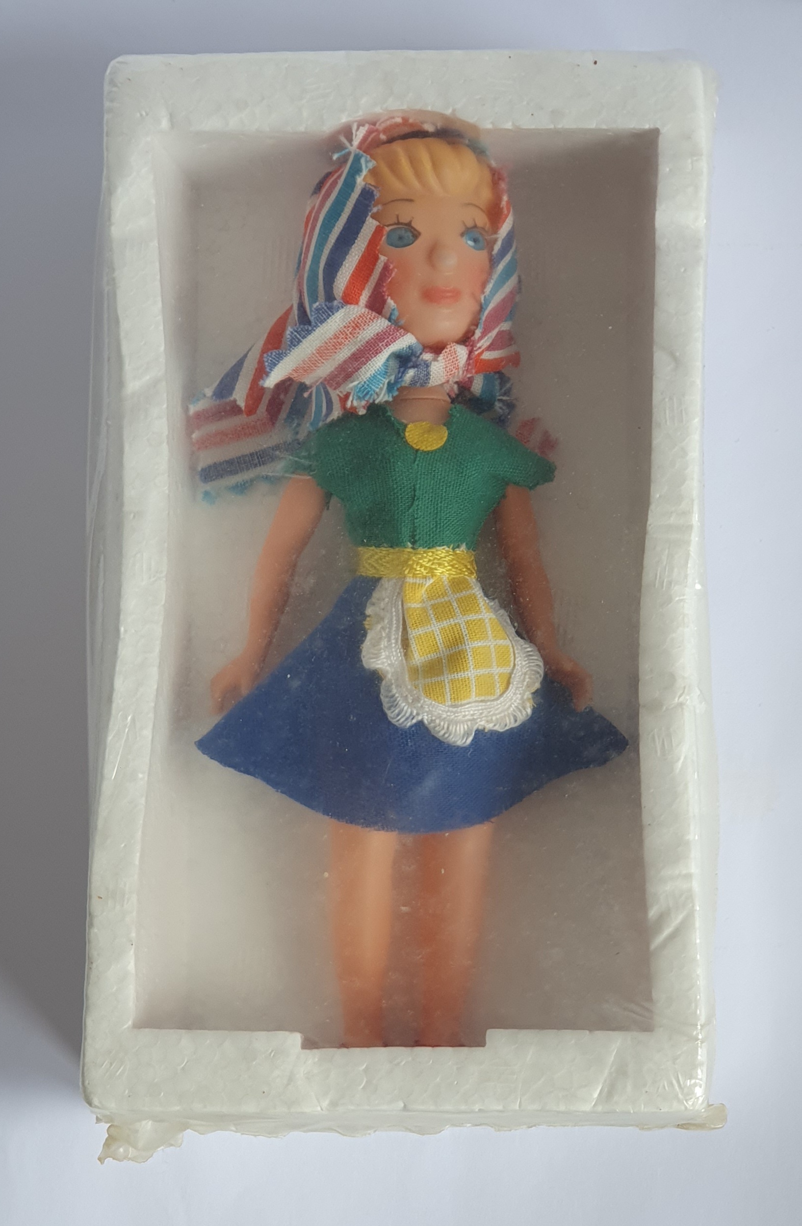 Biotex reclamepopje Loeki in schuimplastic verpakking.