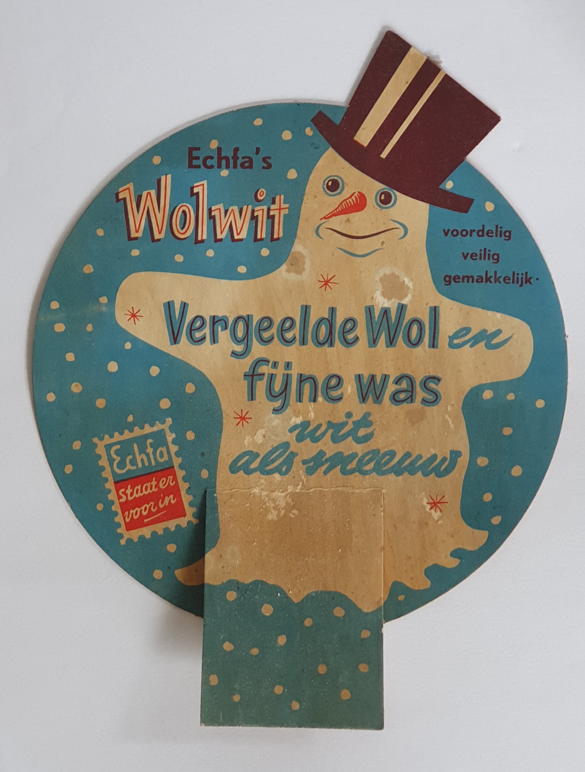 Echfa's  kartonnen display voor Wolwit met sneeuwpop.