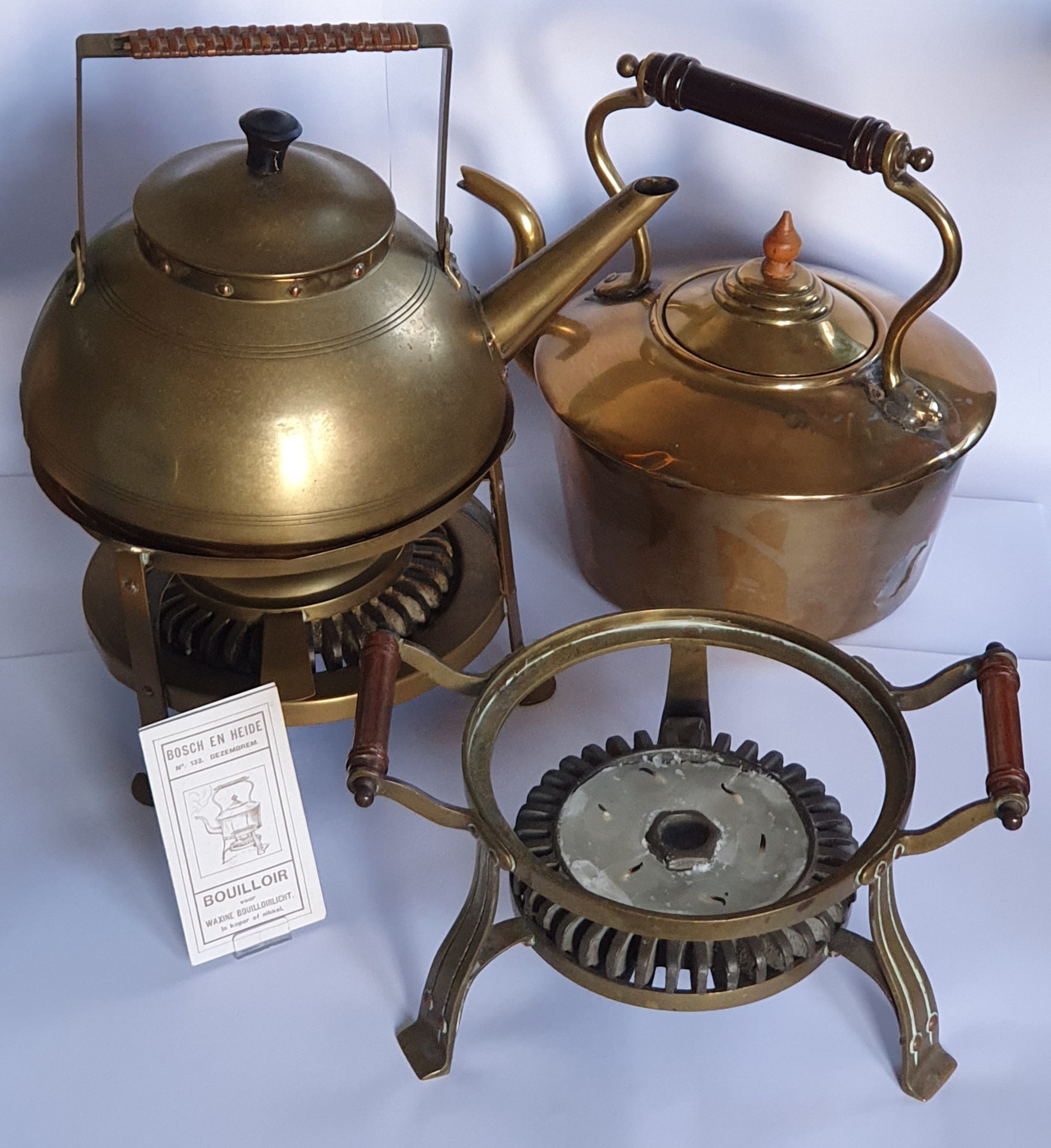 Verkade geelkoperen bouilloirs/ketels met brander/komfoor.