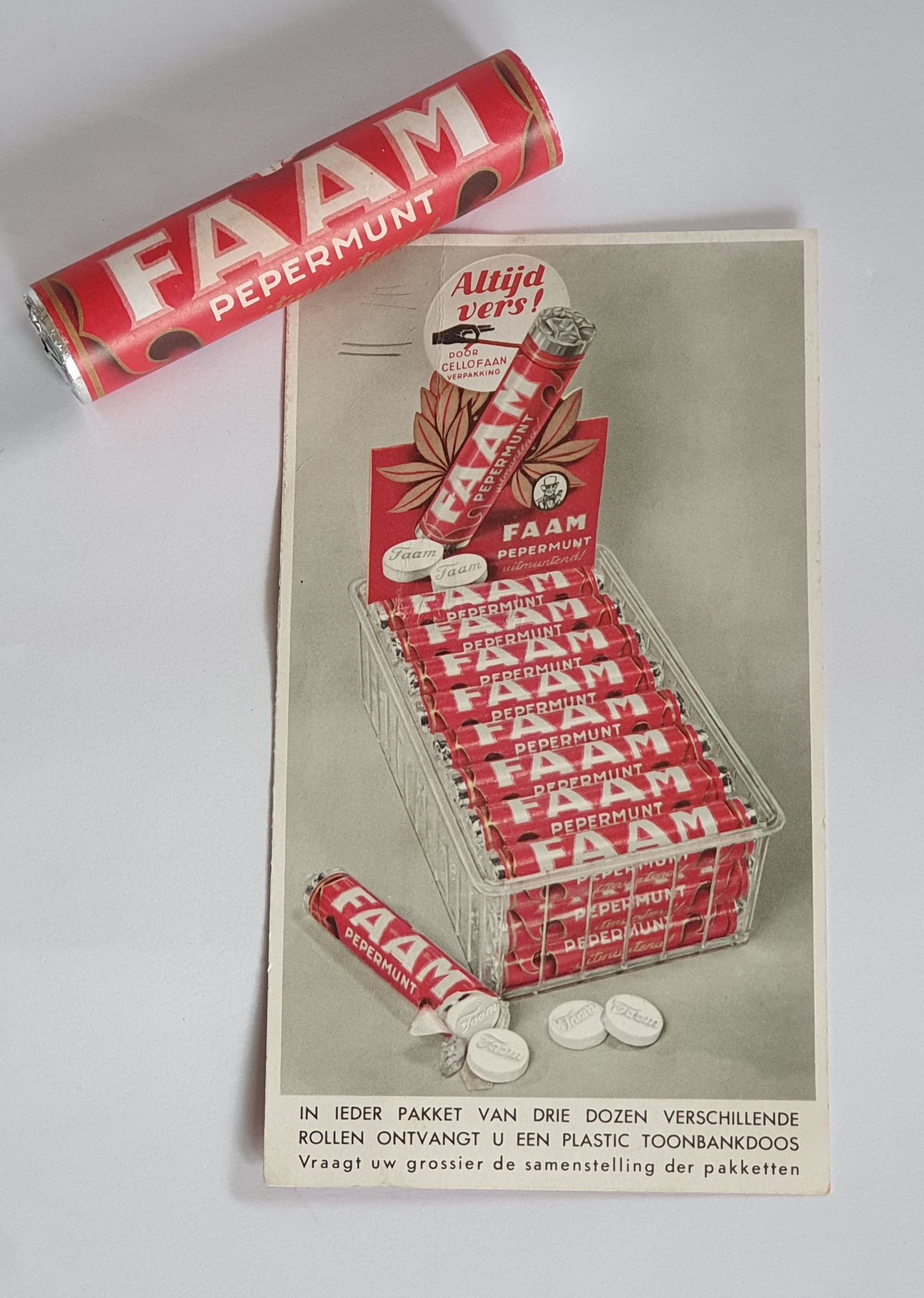 Faam pepermunt reclame-kaart en namaak rolletje pepermunt.