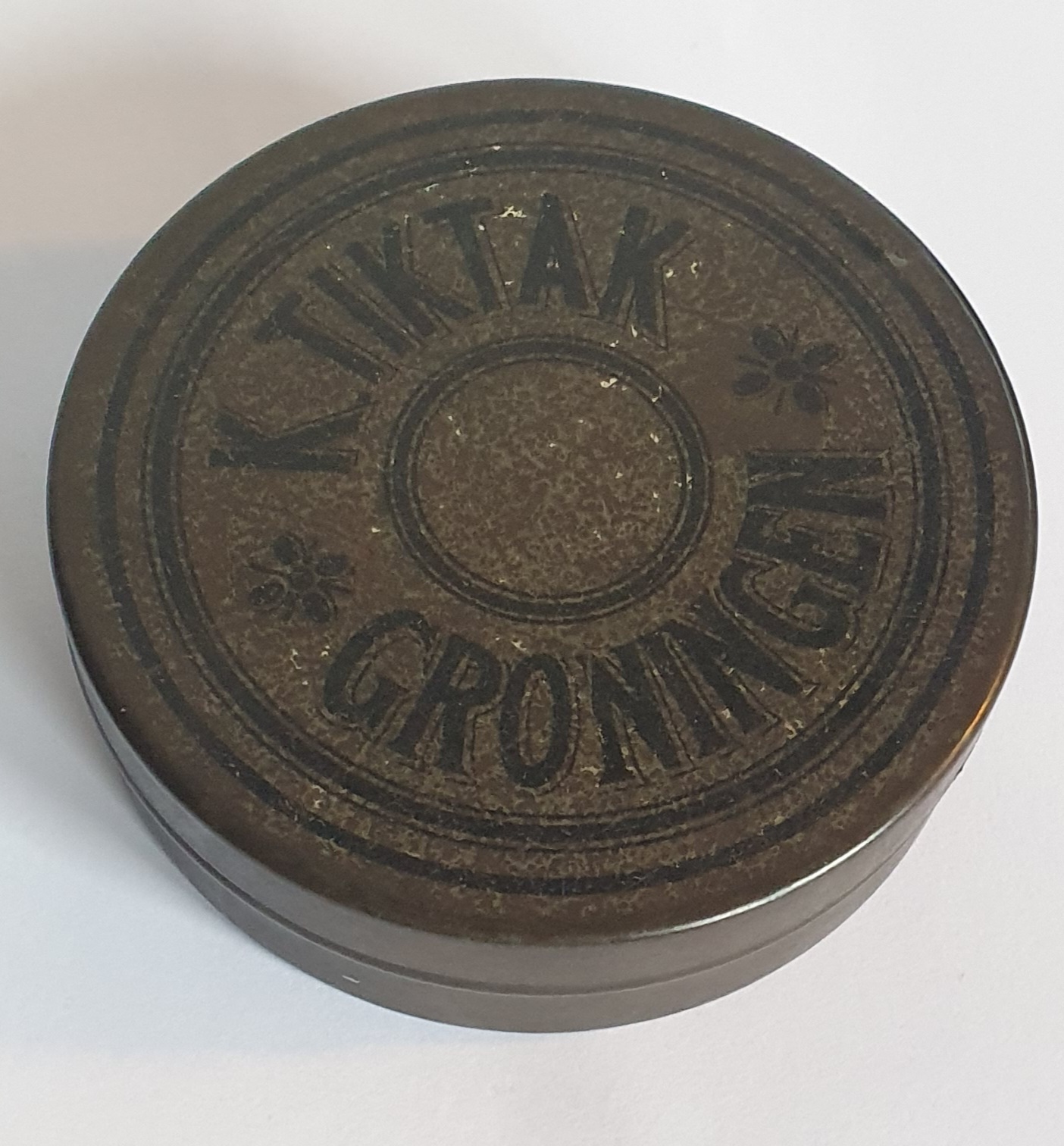 K. Tiktak Groningen, monsterblikje voor thee.