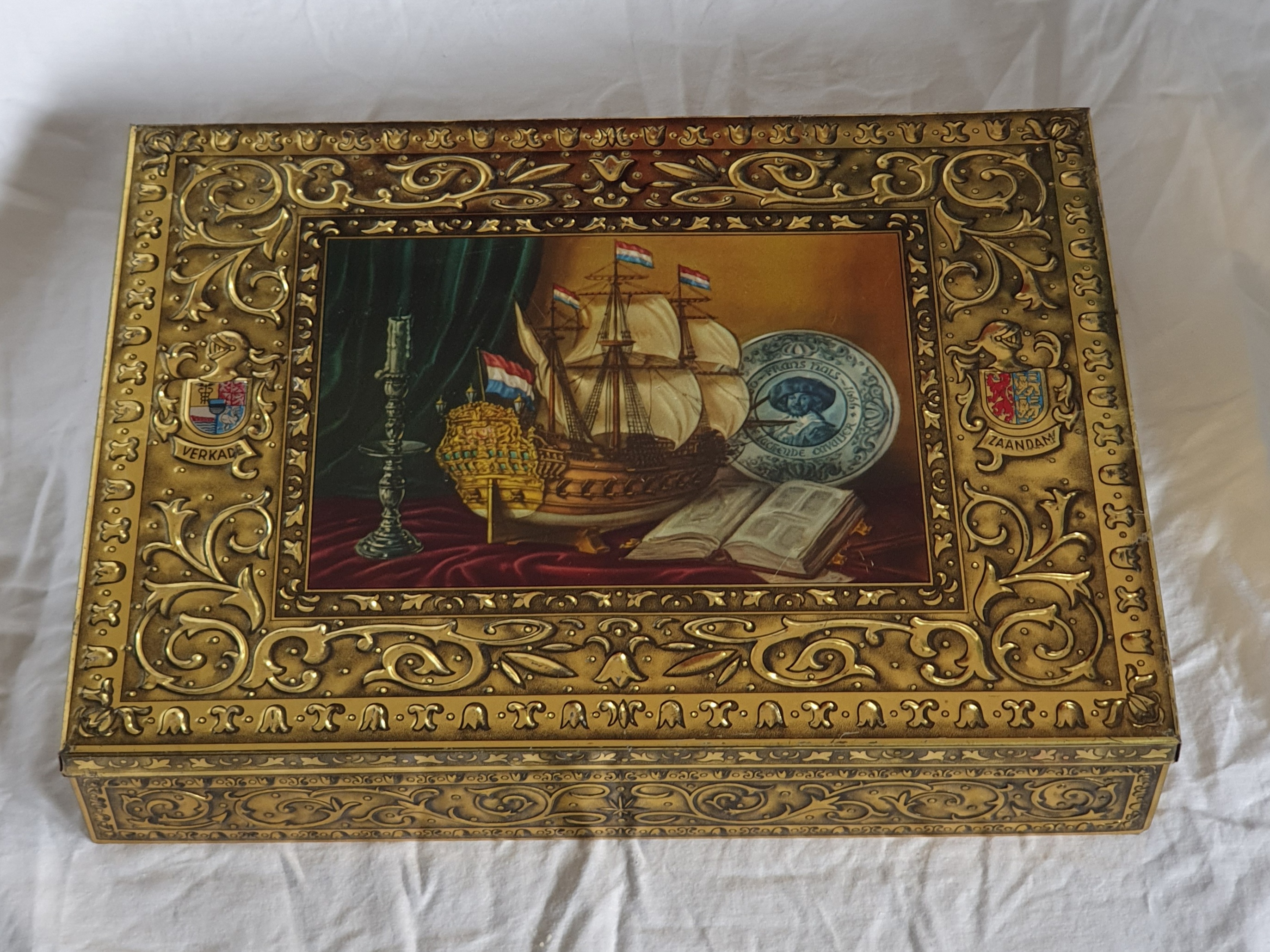 Verkade koekblik, goudkleurig, met o.a. galjoen en Frans Hals bord