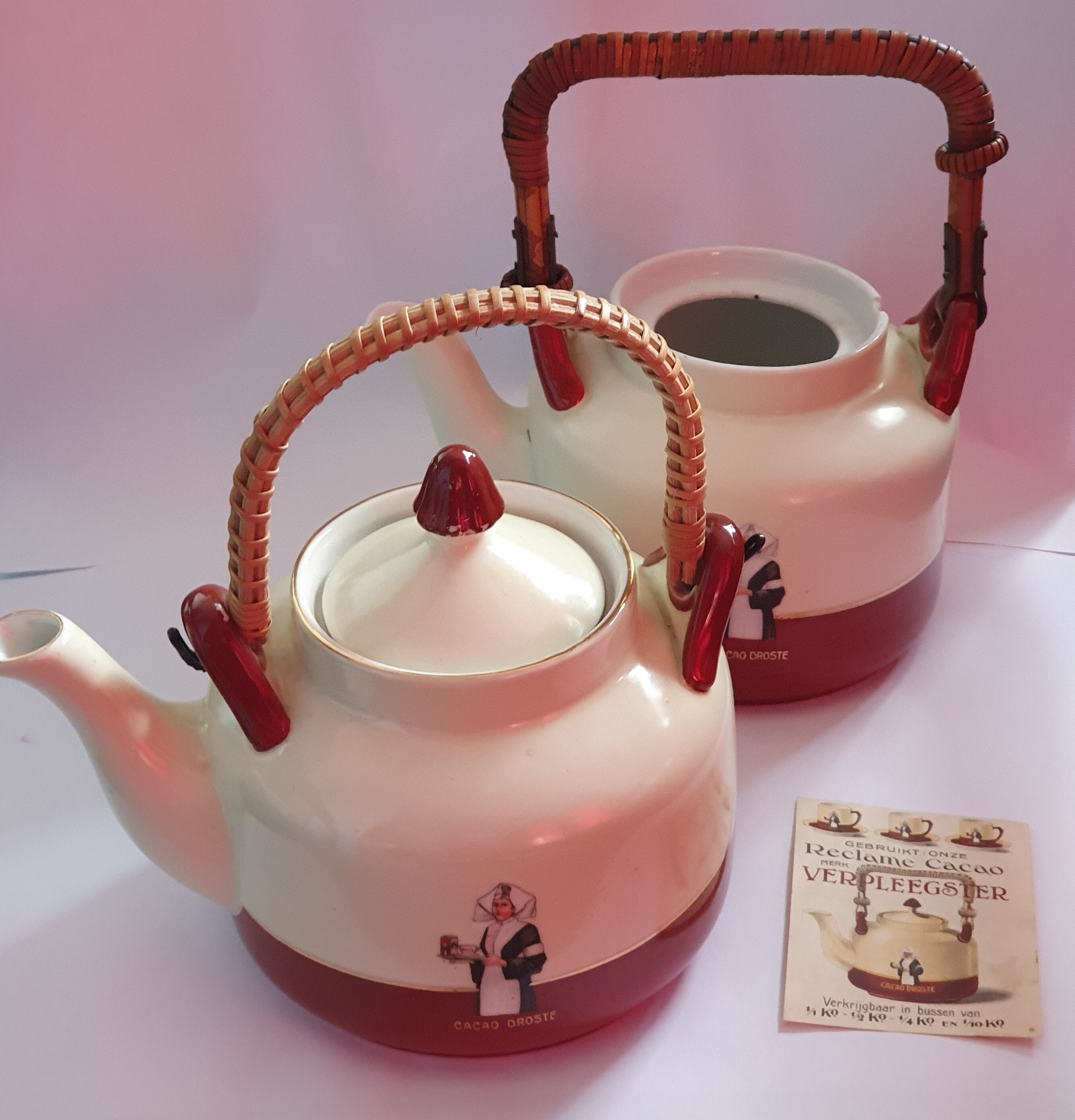 Droste chocoladeketels van porcelein, rood en creme gekleurd