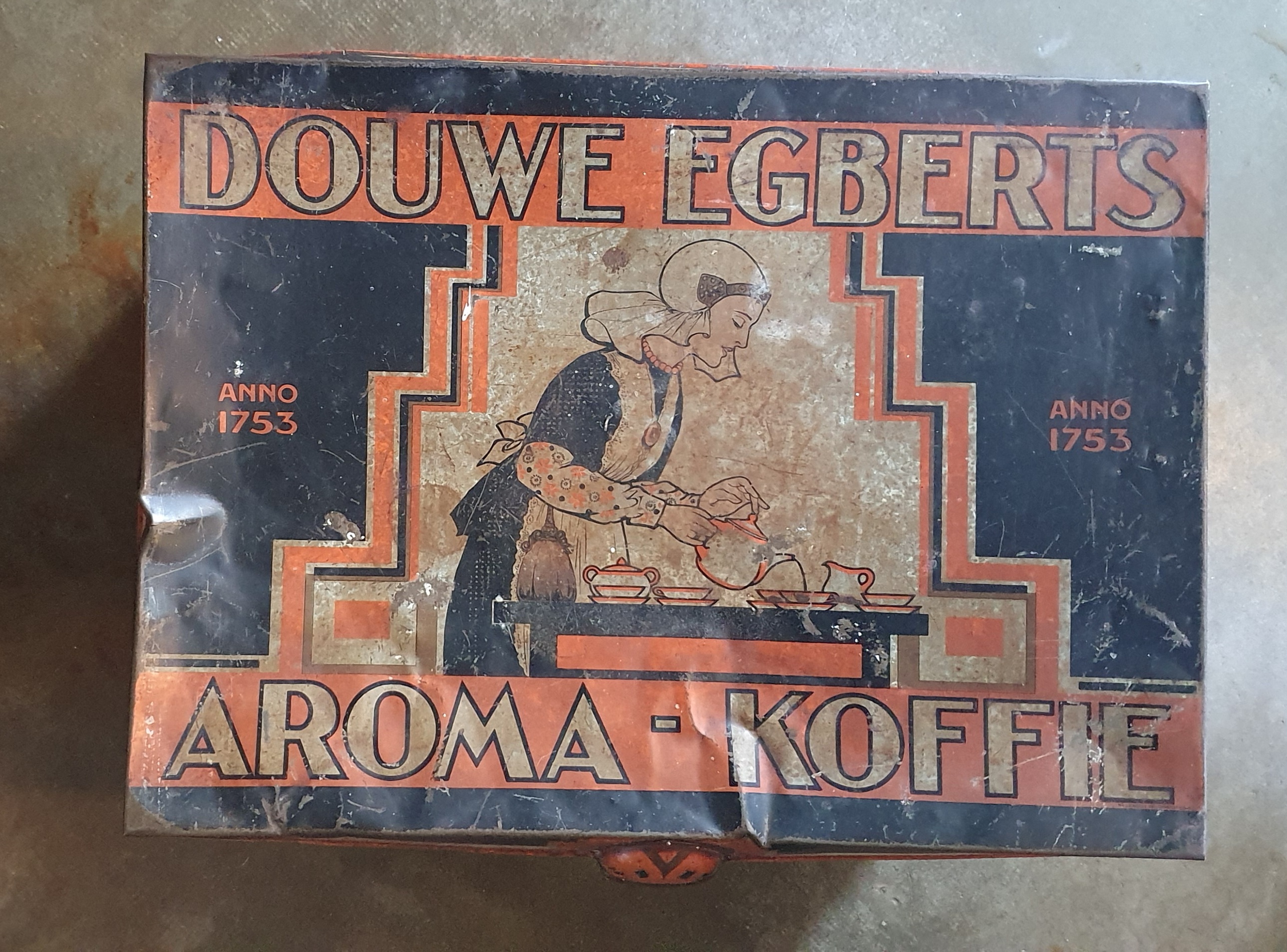 Douwe Egberts groot winkelblik met koffievrouwtje.