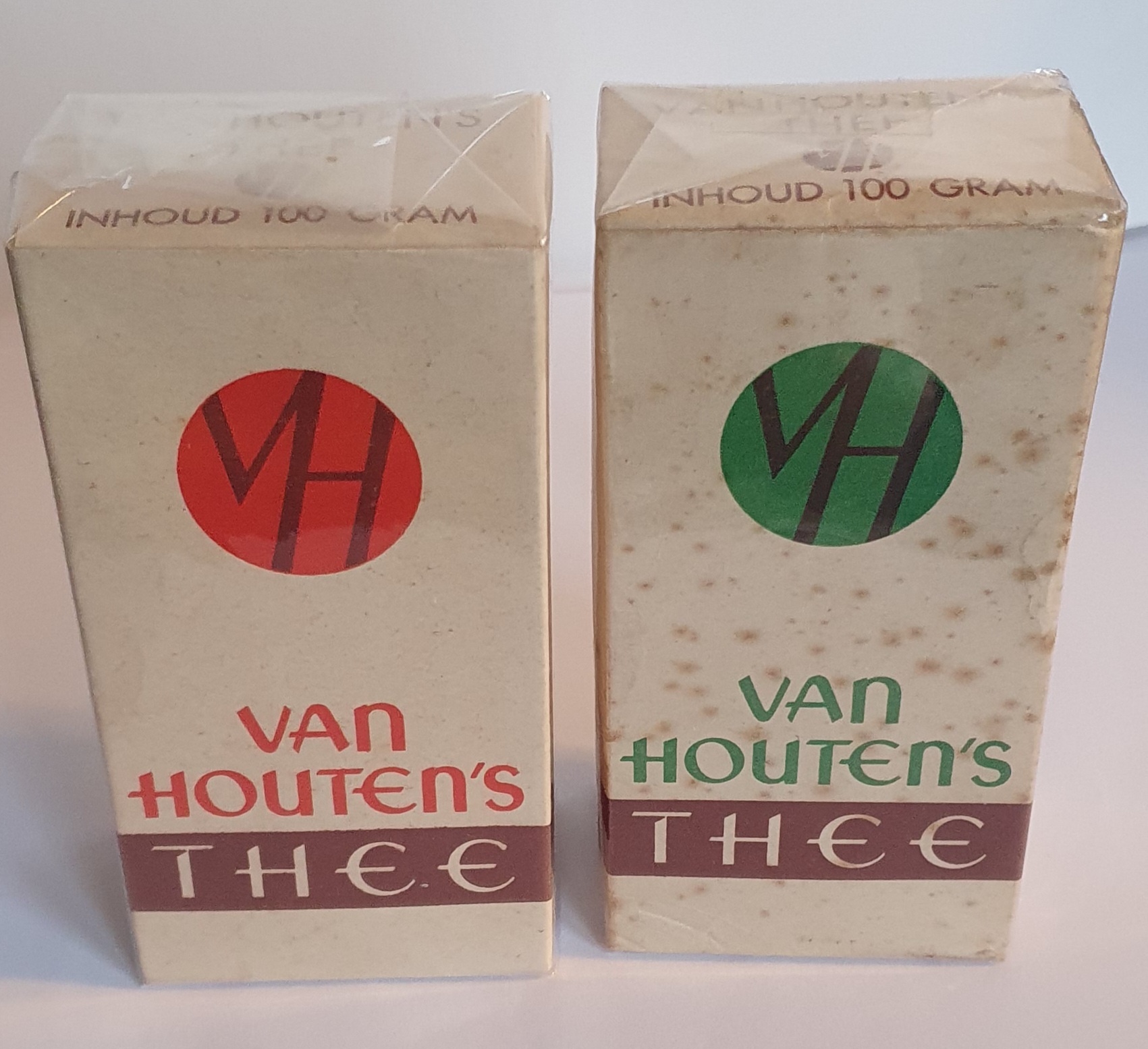 van Houten kartonnen theepakjes.