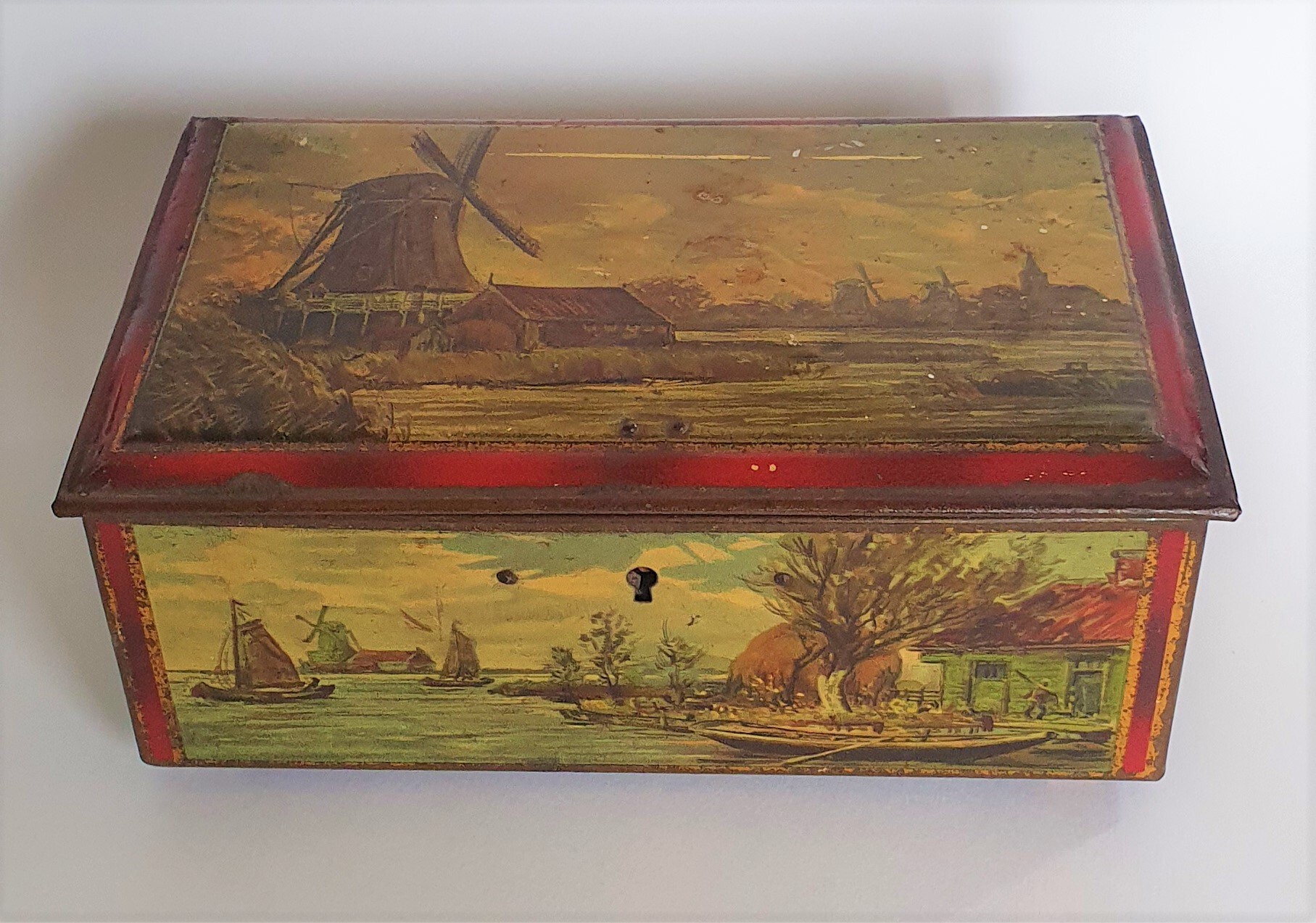 Pette cacao bewaarblik met slot en "molens langs de Zaan".