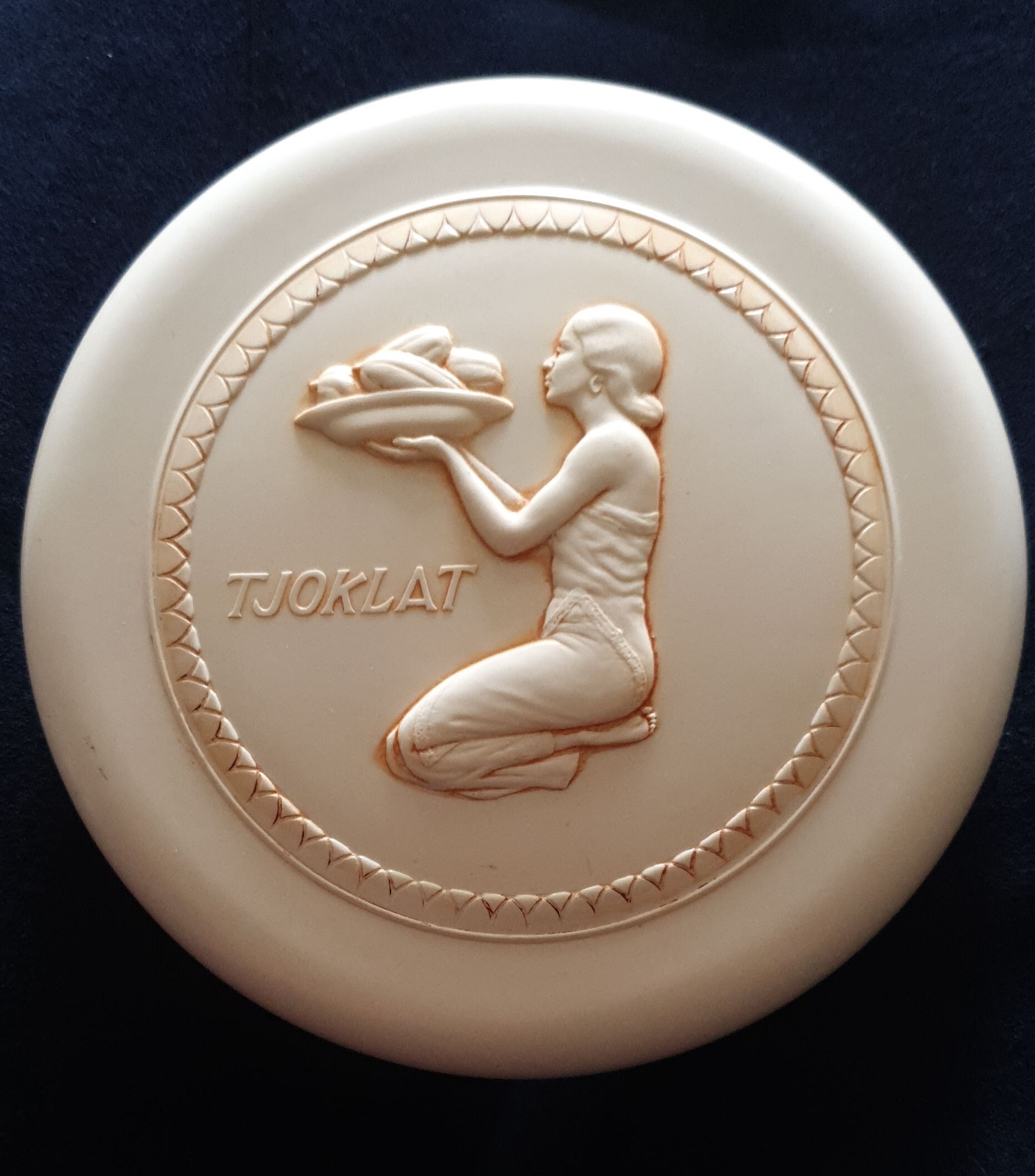 Tjoklat ronde chocoladedoos in bakeliet.