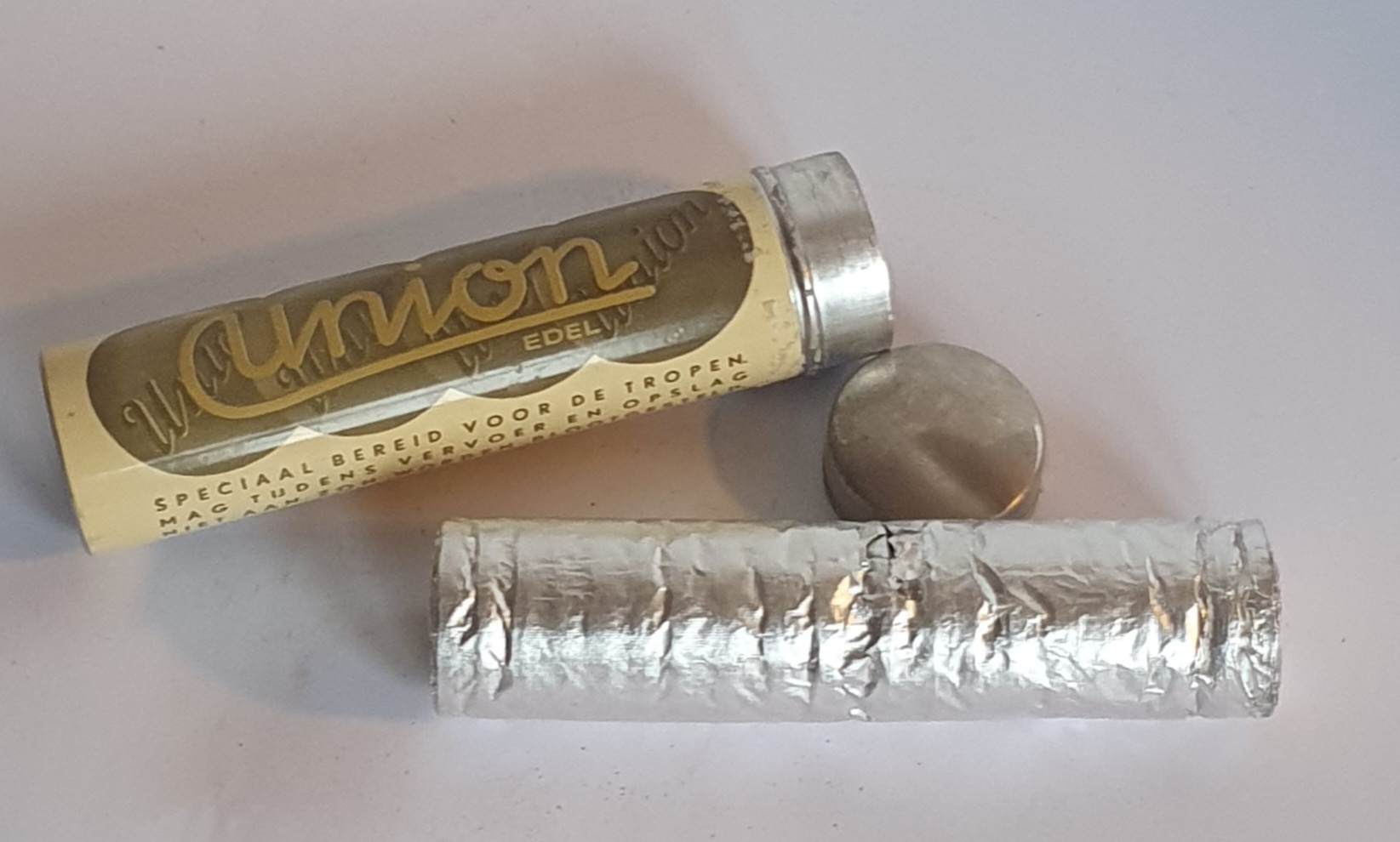 Union metalen koker voor chocoladepastilles.