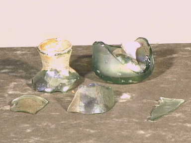 Geïriseerd glazen flesje met verzonken bodem.