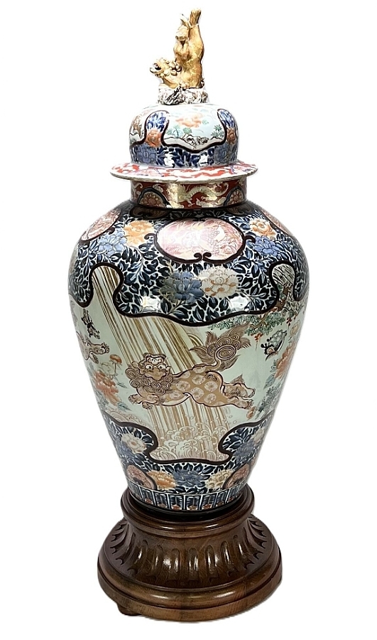 Dekselvaas met leeuw