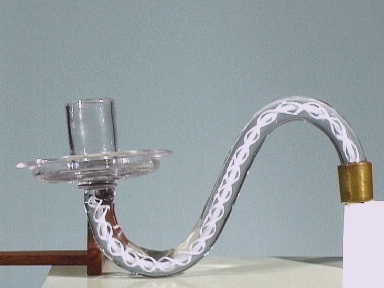 Blankglazen deel van een kandelaar.