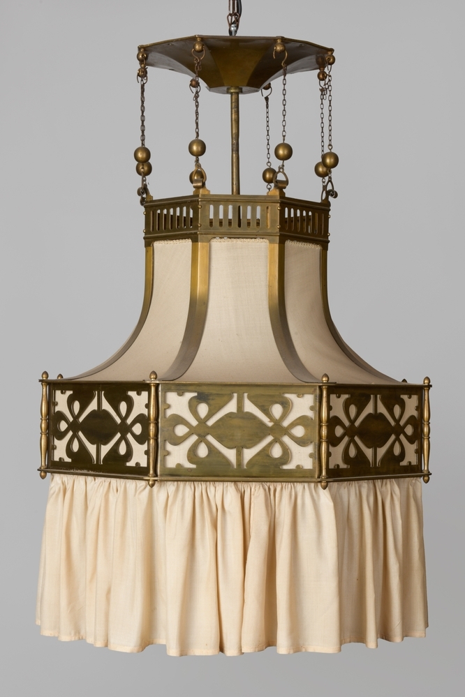 Achtkantige messing hanglamp met art-deco versieringen en beige bekleding.