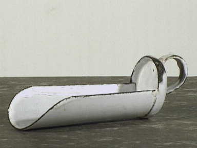 Wit gemailleerd metalen schepje.