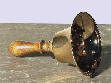 Bronzen tafelbel met houten handvat.