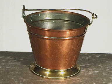 Lekemmertje van koper met een standring en hengsel van messing.