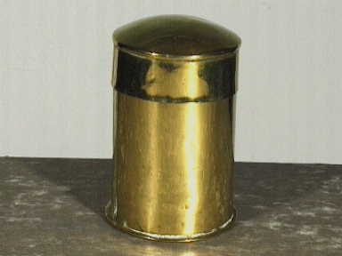 Peperbus met deksel ; messing.