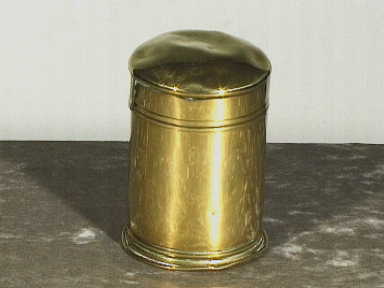 Peperbus met deksel ; messing.