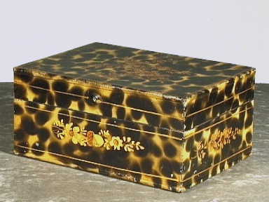 Rechthoekige trommel van blik met schildpaddecor en goudkleurig bloemendecor.