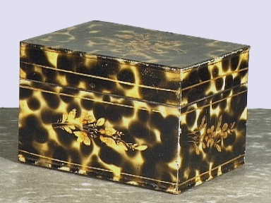 Rechthoekige trommel van blik met schildpaddecor en goudkleurig bloemendecor.
