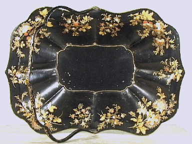 Soezenmand met geplooide wand en beweegbaar hengsel; van zwart gelakt blik met een décor van bloemtakken in goud en blauw, wit en rood.