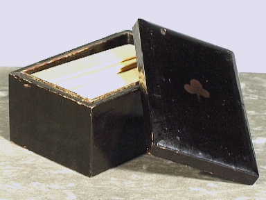 Houten doosje; zwart gelakt.