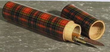 Houten pennenkoker beschilderd met een ruitdécor.