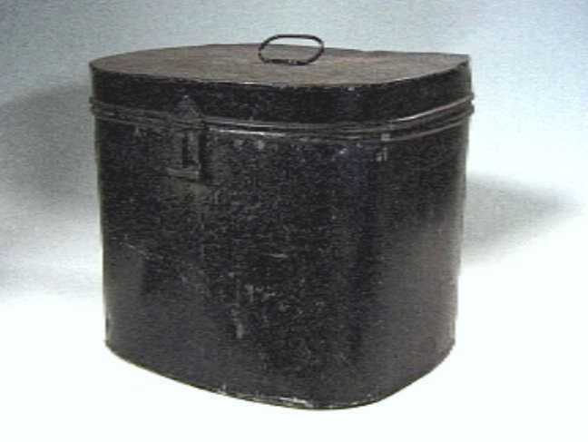 Zwarte blikken hoedendoos met sluiting.