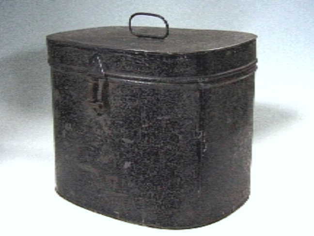 Zwarte blikken hoedendoos met sluiting.