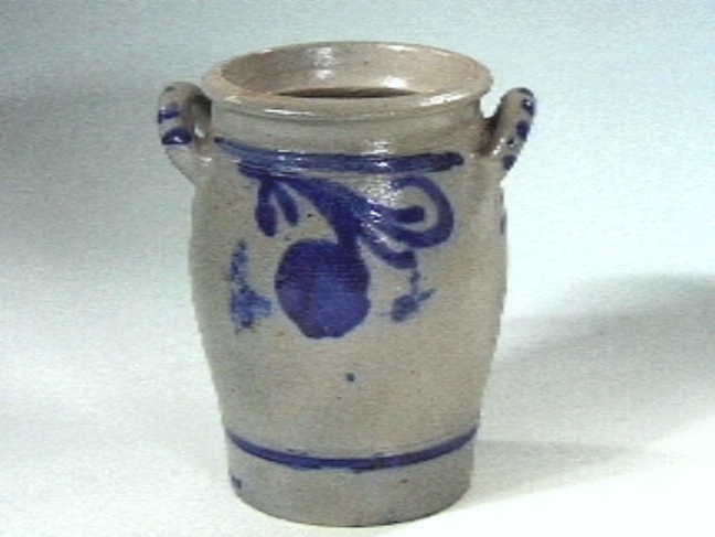 Grijze "Keulse" voorraadpot met blauwe versieringen.